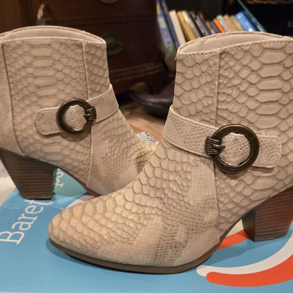 Baretraps Women's Size 6M Beige Ankle Boots